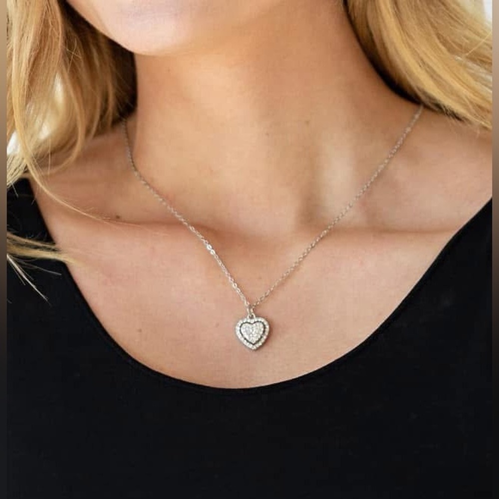 🩷 Rhinestone heart pendant necklace
